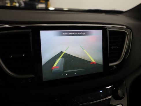 Used 2025 Chrysler Pacifica Select FWD image 25