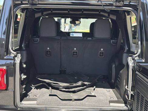 Used 2024 Jeep Wrangler Unlimited Rubicon w/ Technology Group image 28