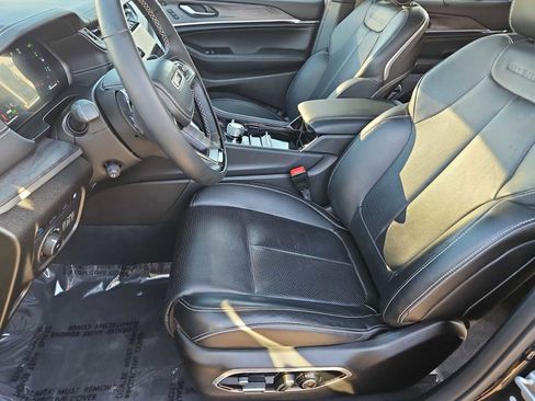 Used 2023 Jeep Grand Cherokee Overland w/ Advanced Protech Group III image 17