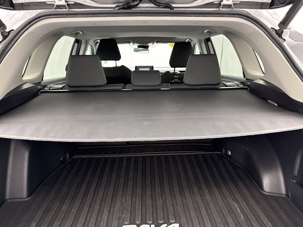 Used 2020 Toyota RAV4 XLE w/ Convenience Package FWD image 11