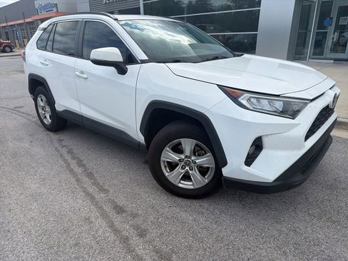 Used 2021 Toyota RAV4 XLE w/ Convenience Package FWD image 1