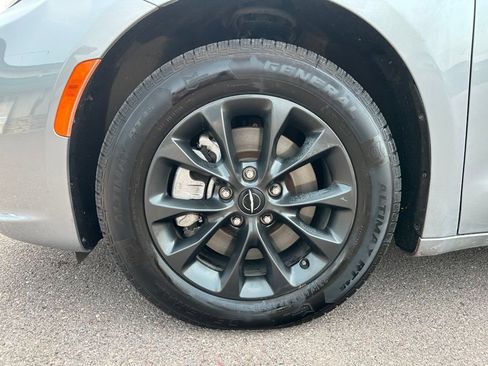 Used 2021 Chrysler Pacifica Limited w/ S Appearance Package AWD/4WD image 40