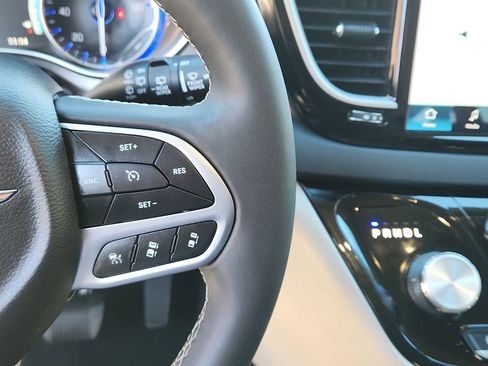 Used 2024 Chrysler Pacifica Touring-L image 22