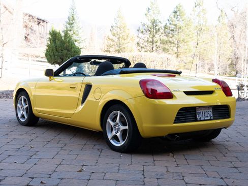 Used 2001 Toyota MR2 RWD image 16