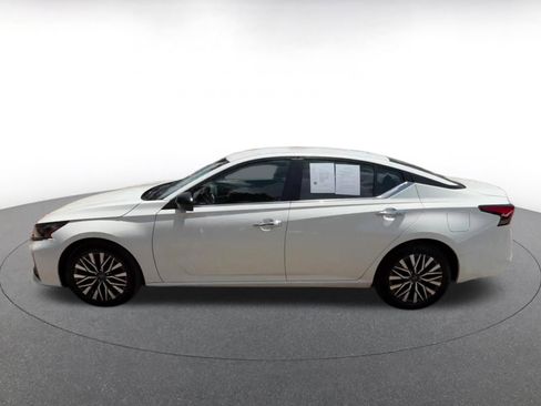 Used 2025 Nissan Altima 2.5 SV FWD image 9