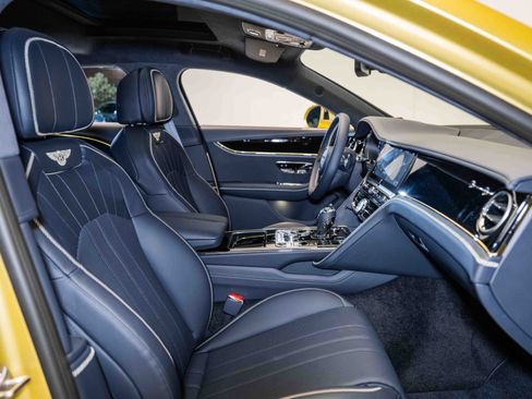 Used 2024 Bentley Flying Spur V8 image 2