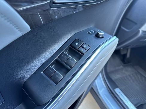 Used 2023 Toyota Highlander Limited AWD/4WD image 12