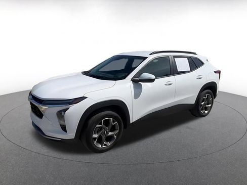 Used 2025 Chevrolet Trax LT FWD image 8