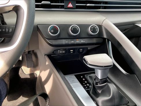 Used 2025 Hyundai Elantra SE FWD image 25
