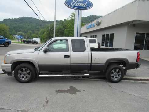 Used 2006 Chevrolet Silverado 1500 LT w/ Light Duty Power Package AWD/4WD image 2