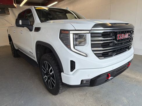Used 2023 GMC Sierra 1500 AT4 w/ AT4 Premium Package AWD/4WD image 4