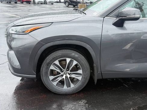 Used 2023 Toyota Highlander XLE AWD/4WD image 2