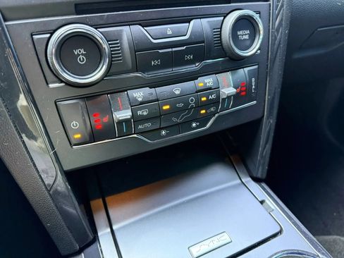 Used 2018 Ford Explorer XLT w/ Equipment Group 202A FWD image 22