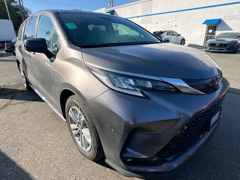 Used 2022 Toyota Sienna XSE w/ XSE Plus Package AWD/4WD image 3