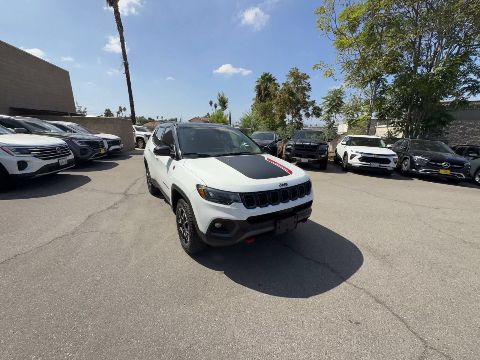Used 2025 Jeep Compass Trailhawk AWD/4WD image 3
