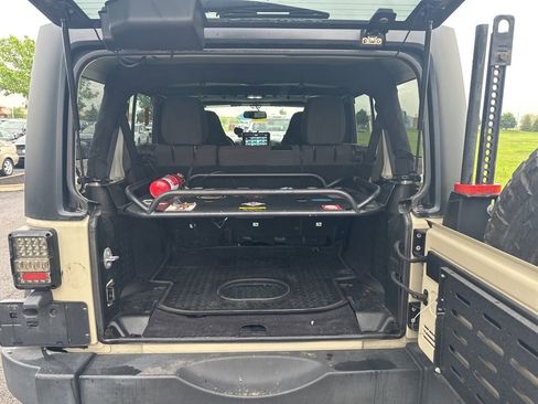 Used 2017 Jeep Wrangler Unlimited Rubicon w/ Connectivity Group AWD/4WD image 11