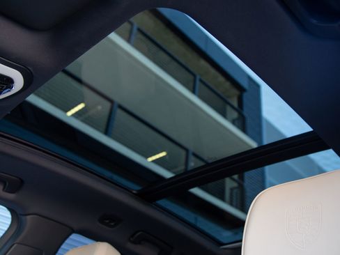 Certified 2025 Porsche Macan AWD/4WD image 27