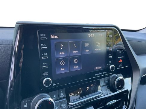 Used 2021 Toyota Highlander XLE image 12