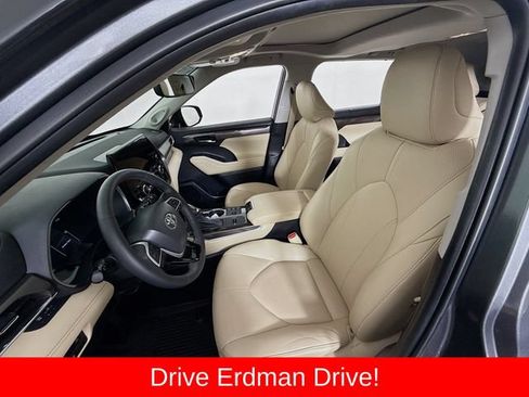 Used 2023 Toyota Highlander Limited FWD image 5