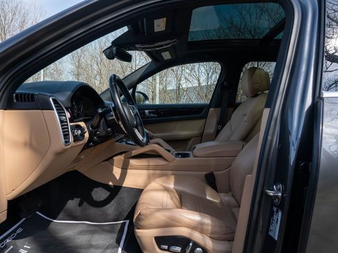 Used 2019 Porsche Cayenne image 23