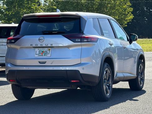 Used 2025 Nissan Rogue SV FWD image 4