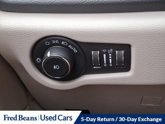 Used 2023 Chrysler Pacifica Limited FWD image 30