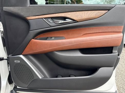 Used 2019 Cadillac Escalade Luxury AWD/4WD image 25