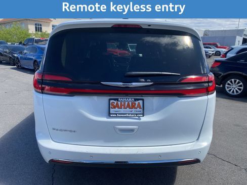Used 2023 Chrysler Pacifica Touring-L FWD image 9