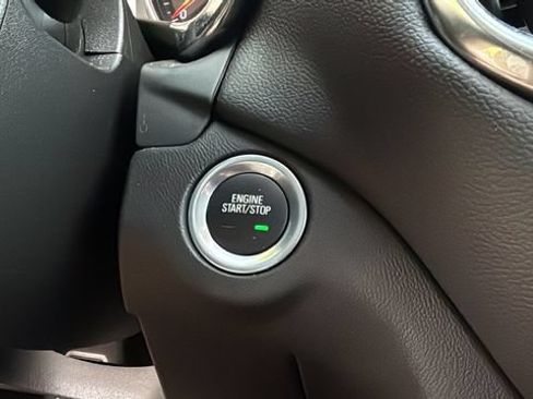 Used 2024 Chevrolet Equinox LT FWD image 29