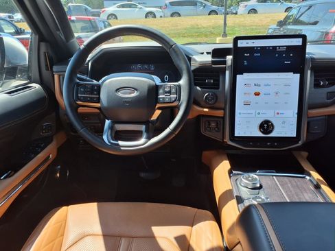 Used 2024 Ford Expedition Platinum image 10