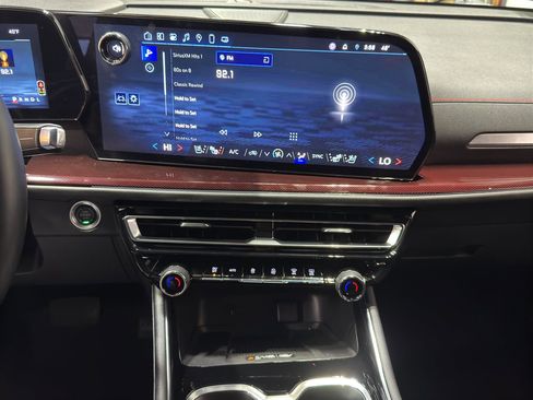 Used 2025 Chevrolet Traverse RS image 33