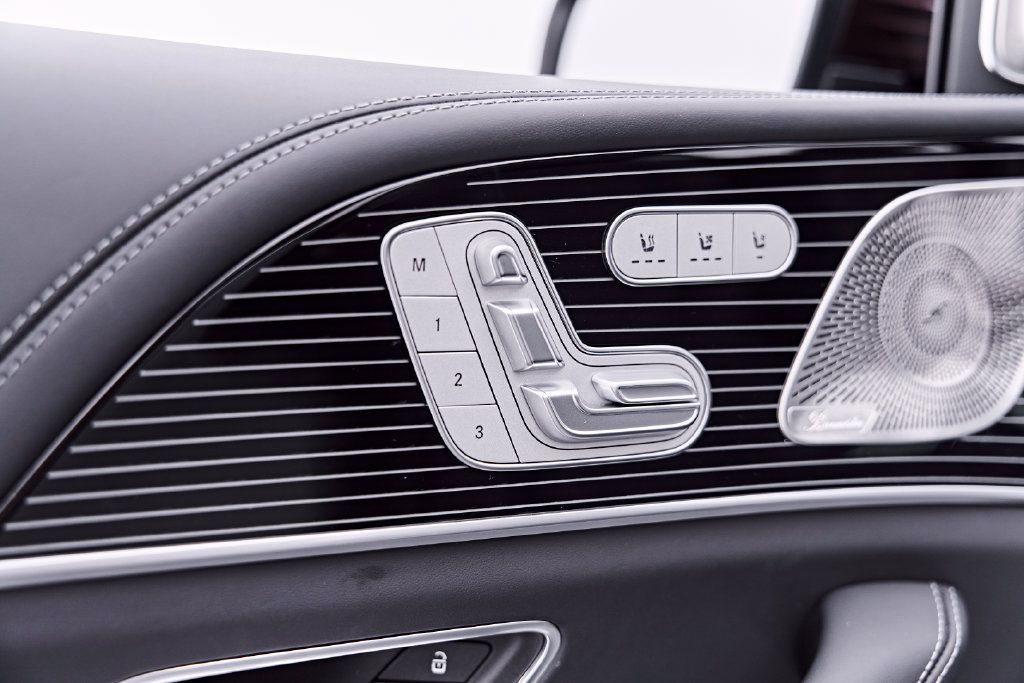 Used 2024 Mercedes-Benz Maybach GLS 600 4MATIC image 40