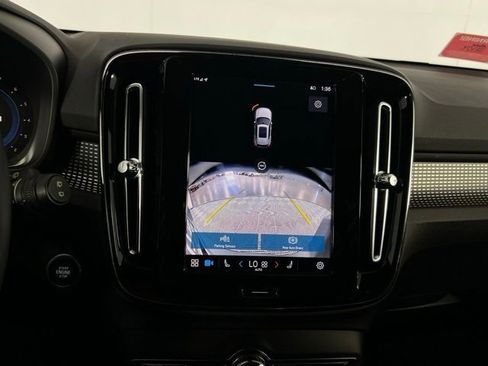 Used 2024 Volvo XC40 B5 Plus image 21