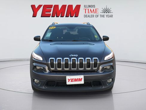 Used 2017 Jeep Cherokee Latitude w/ Cold Weather Group AWD/4WD image 3