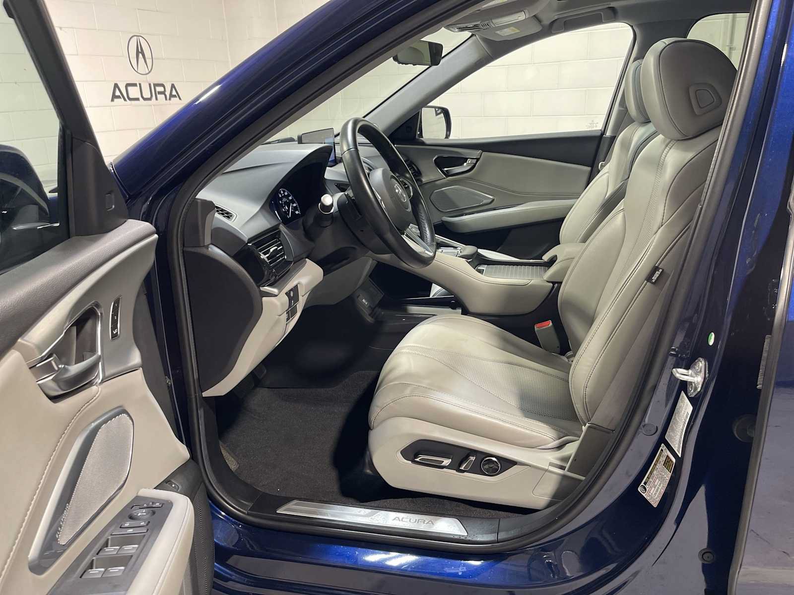 Used 2023 Acura RDX w/ Technology Package AWD/4WD image 2