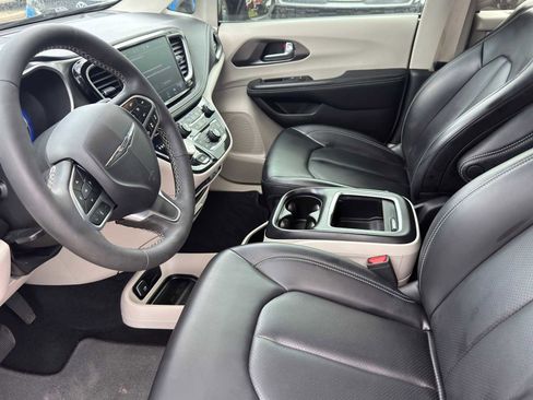 Used 2023 Chrysler Pacifica Touring-L FWD image 8