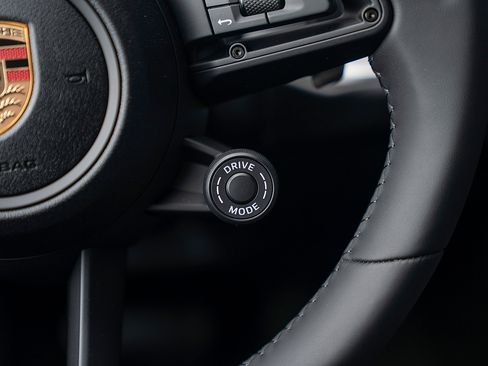 Used 2025 Porsche Cayenne Coupe image 9