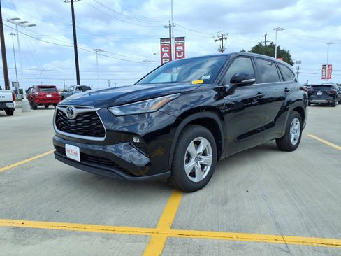 Used 2025 Toyota Highlander LE FWD image 1