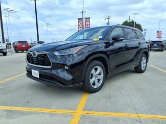 Used 2025 Toyota Highlander LE FWD video 1