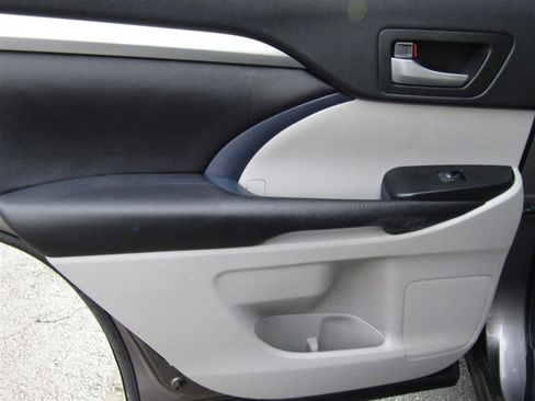 Used 2016 Toyota Highlander XLE image 28