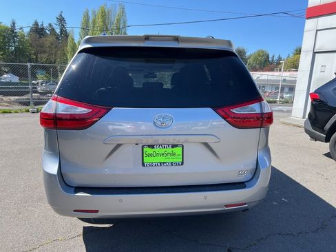 Used 2018 Toyota Sienna XLE w/ XLE Navigation Package AWD/4WD image 5