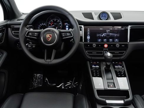 Certified 2025 Porsche Macan AWD/4WD image 16
