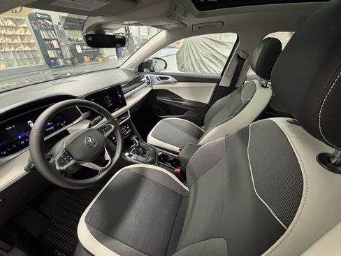 New 2025 Volkswagen Taos SE image 5