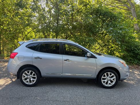 Used 2013 Nissan Rogue SL AWD/4WD image 2