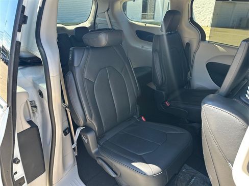 Used 2017 Chrysler Pacifica Touring-L Plus FWD image 41