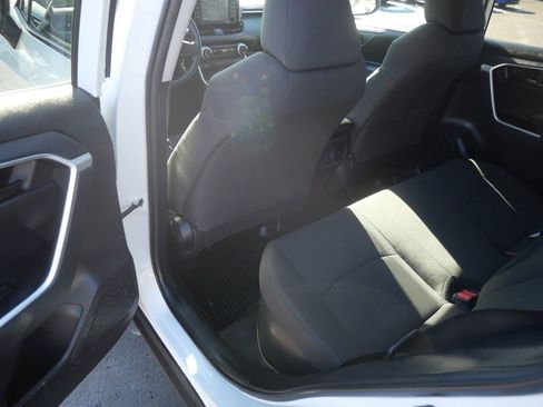 Used 2020 Toyota RAV4 LE image 17