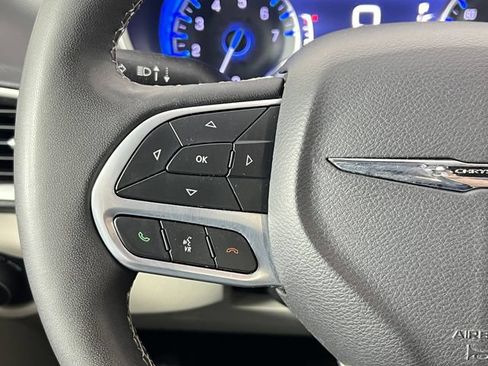 Used 2024 Chrysler Pacifica Touring-L FWD image 8