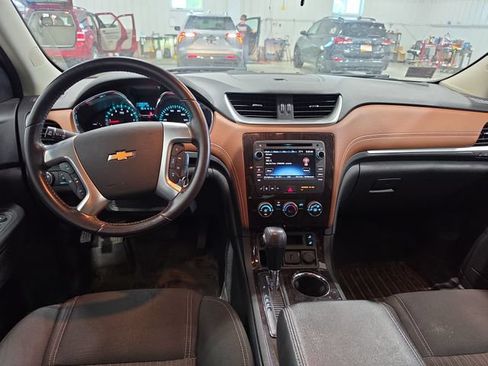 Used 2017 Chevrolet Traverse LT w/ Style and Technology Package FWD image 4