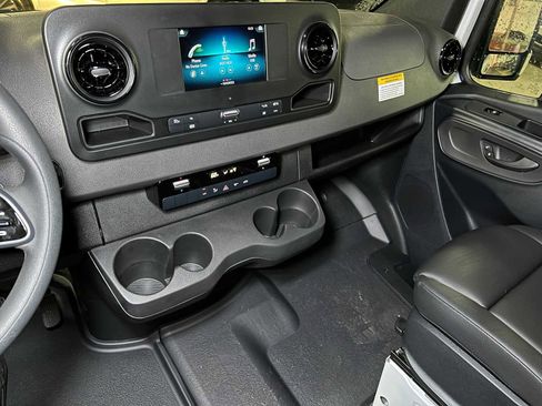 Used 2024 Mercedes-Benz Sprinter 2500 image 36