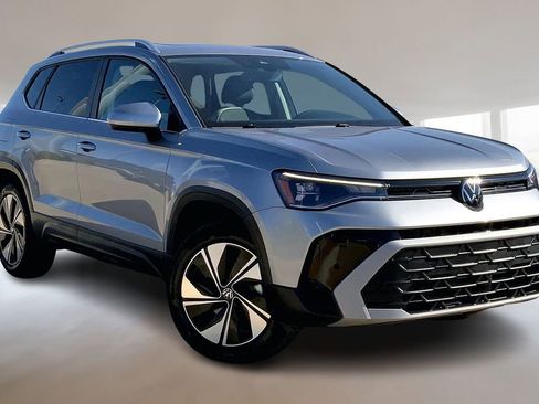 Certified 2025 Volkswagen Taos SE image 12